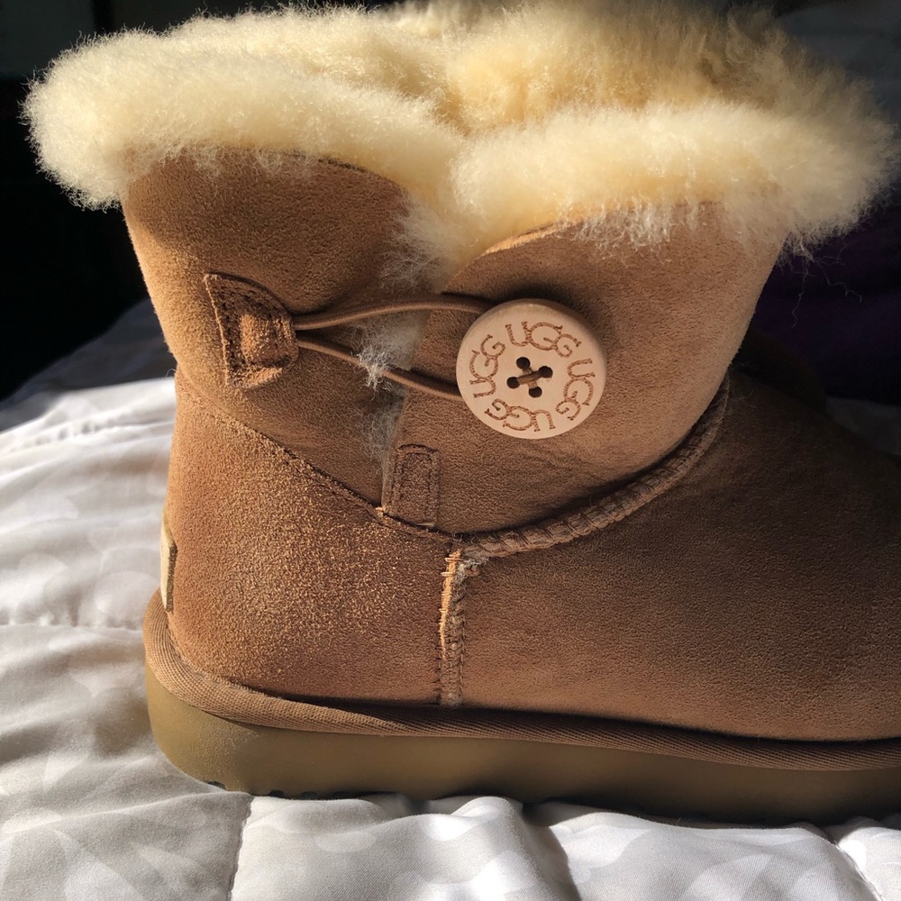 NWOT Ugg Bailey button  🥾 Offers Accepted